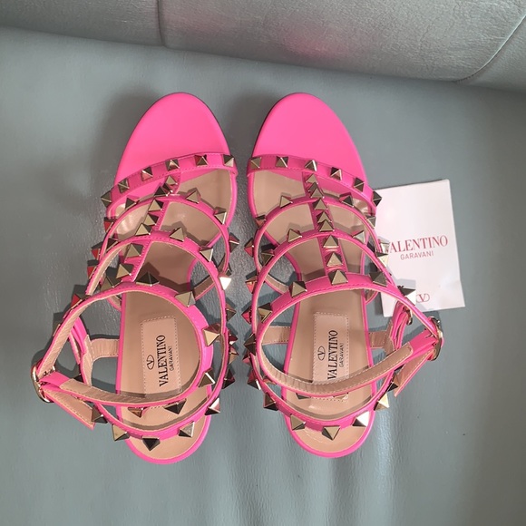 Valentino Garavani Rockstud T-Strap Sandal - Picture 8 of 12